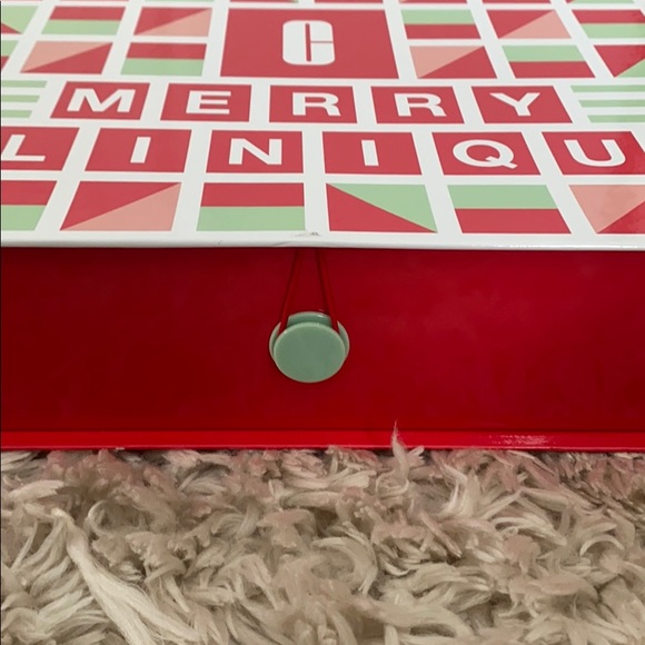 Clinique Holiday Limited Box - Picture 2 of 3